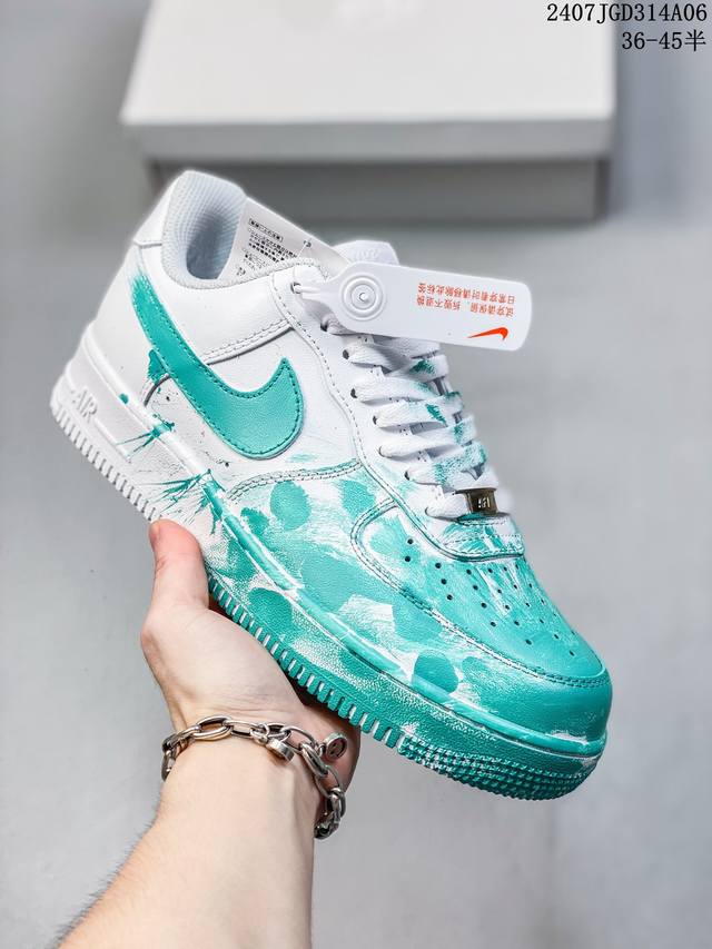 公司级带半码 Nk Air Force 1‘07 Low 空军一号低帮休闲板鞋 鞋款采用再生材料制成，混合了皮革、网眼和绒面革。侧面的双 Swooshes、“8