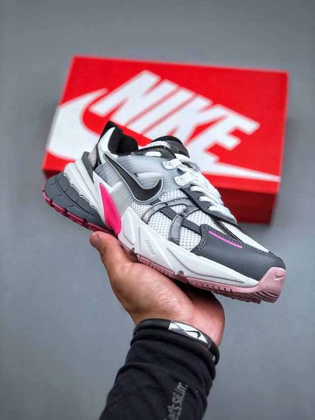 耐克nike Wmns V2K Runtekk Low”Metallic Silver”复古潮系列未来复古老爹风百搭休闲运动慢跑鞋 货号： Fz5061-100