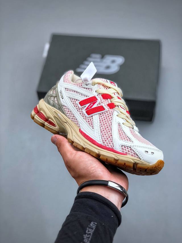 New Balance 1906系列复古老爹风休闲运动慢跑鞋 M1906Ro #采用轻质牛剖革拼接透气网眼衬垫织物鞋面材质 T-Beam大底提供足步弓支撑，保持