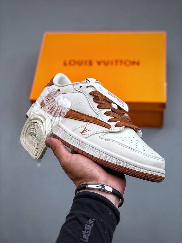 Lv X Air Jordan 1 Low 米白栗沙棕此款主张打破传统的工业化流水线设计限制，以made By Ideas的超级创意为理念，集结众多潮流设计师，