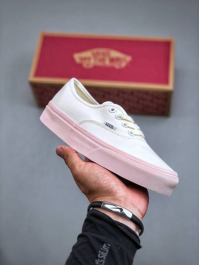 万斯官网同步更新vans Authentic 舒适 休闲 防滑耐磨 低帮 帆布鞋 男女同款 白色紫薯。鞋面整体以米白为主色，鞋底部分也同样表示了其合作身份。外底