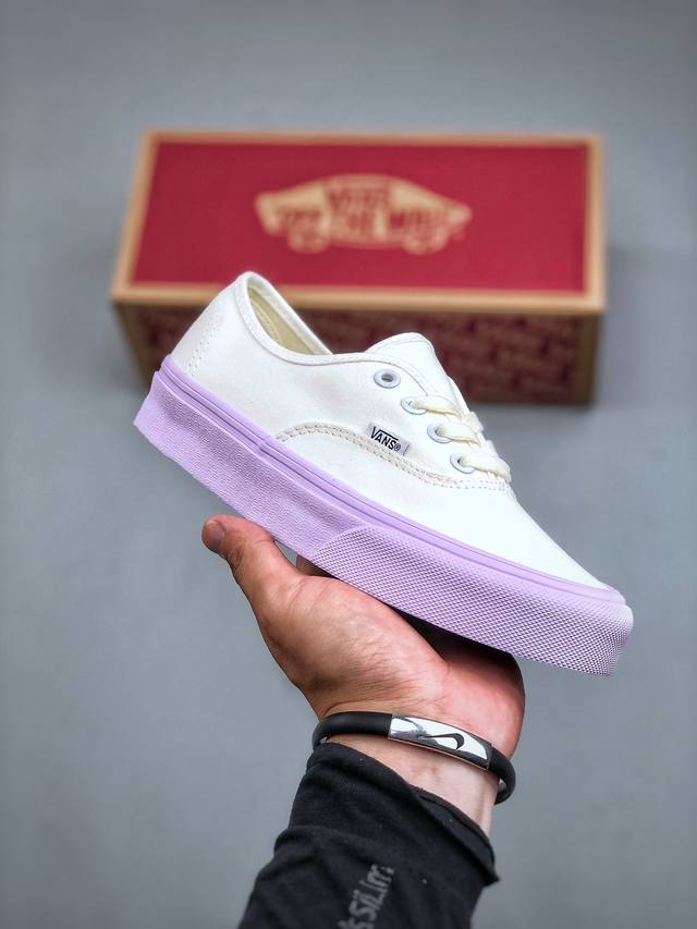 万斯官网同步更新vans Authentic 舒适 休闲 防滑耐磨 低帮 帆布鞋 男女同款 白色紫薯。鞋面整体以米白为主色，鞋底部分也同样表示了其合作身份。外底