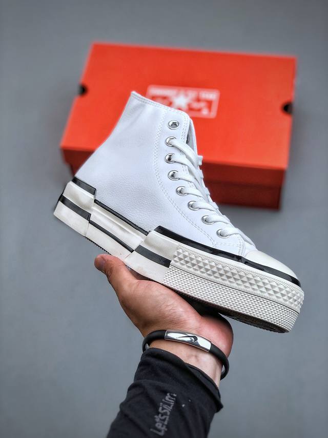 Converse Chuck 70Plus 将经典设计与未来风格糅合演绎，全新经典之作。皮面与大胆的不对称线条相融合呈现个性张扬的外观，橡胶拼接和星星脚踝贴片为