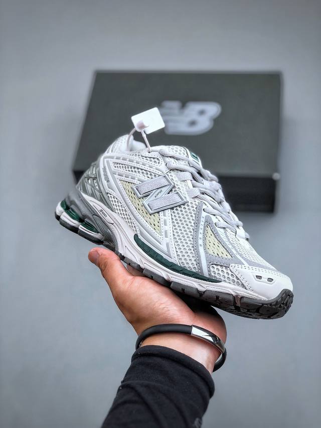 New Balance Nb新百伦系列复古老爹风休闲运动慢跑鞋 采用轻质牛剖革拼接透气网眼衬垫织物鞋面材质 T-Beam大底提供足步弓支撑 保持步态稳定 后跟搭