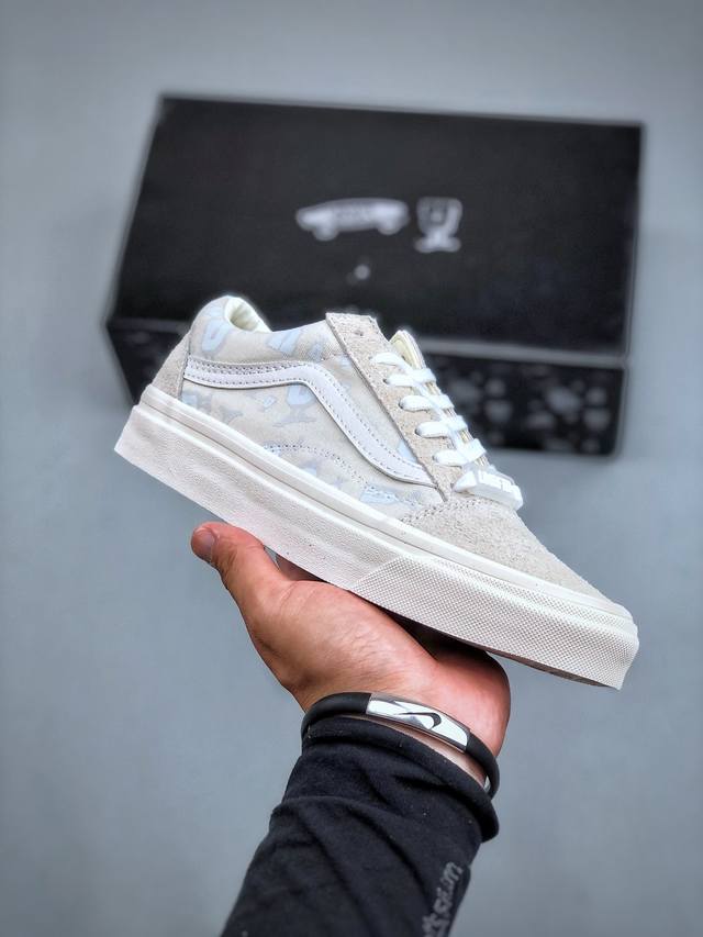 Undefeated X Vault By Vans 应“U”尽“U”Vault By Vans 再次携手老朋友undefeated将经典又熟悉的标志性“U-M