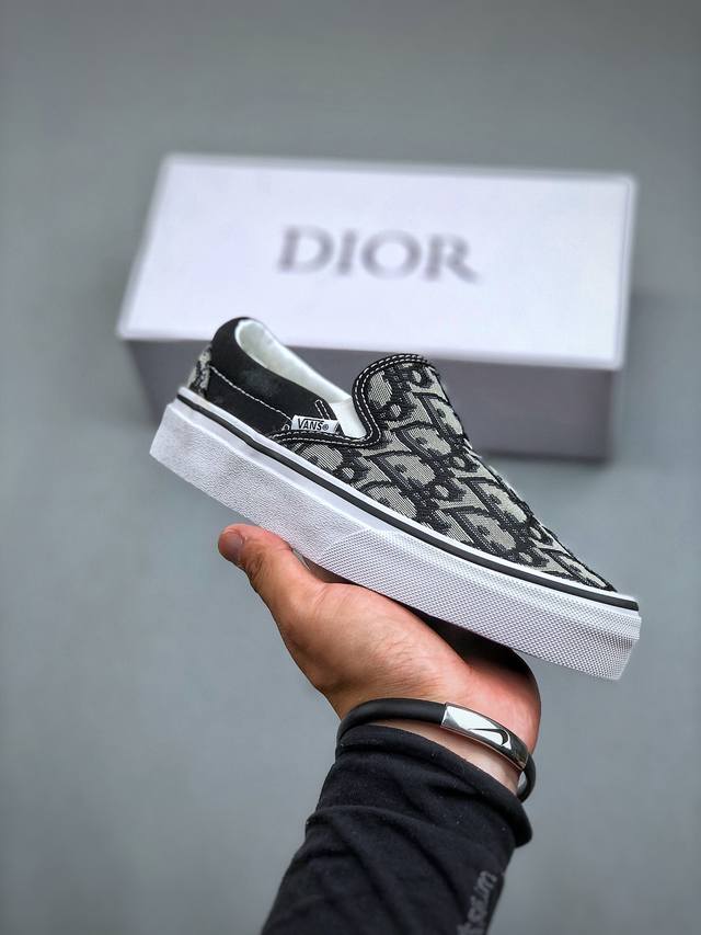 Vans X Dior 联名一脚蹬 高级灰来报道 Vans Aut 迪奥独家重磅释出，这个岩石灰太绝了，非常非常高级！Dior标志性的老花刺绣立体感很强，普通中