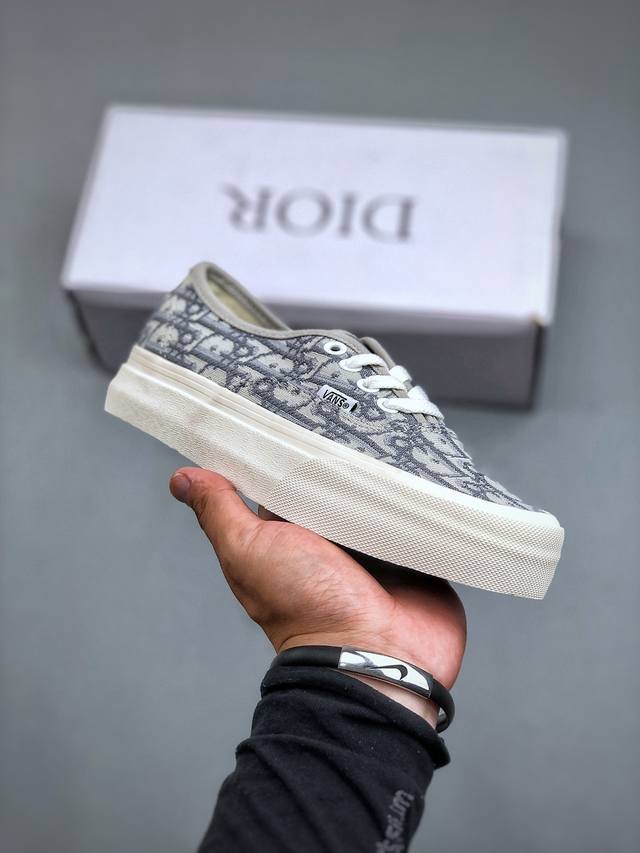 Vans X Dior 联名一脚蹬 高级灰来报道 Vans Aut 迪奥独家重磅释出，这个岩石灰太绝了，非常非常高级！Dior标志性的老花刺绣立体感很强，普通中