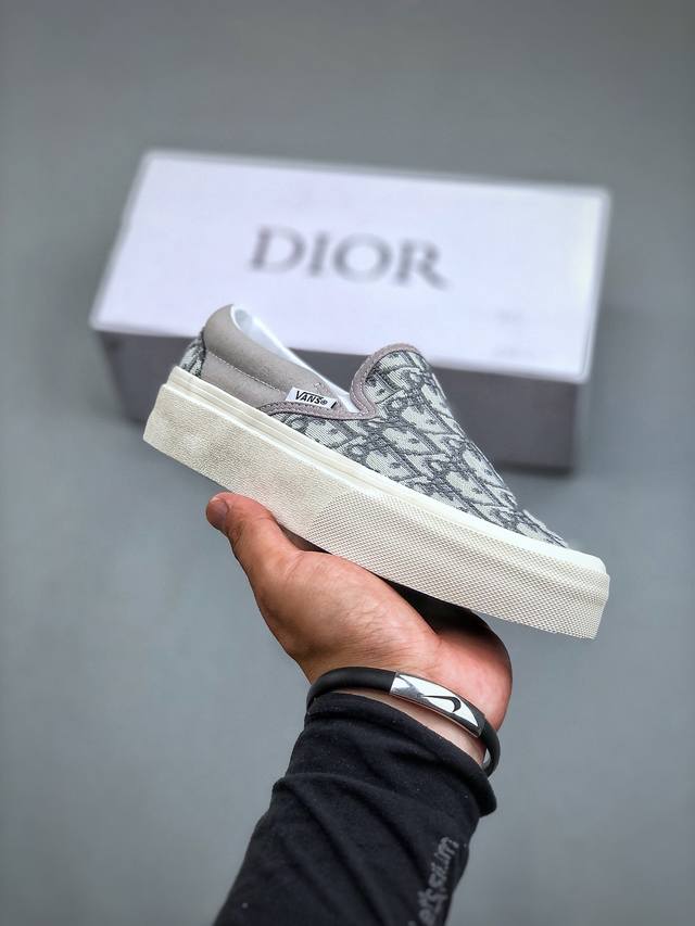 Vans X Dior 联名一脚蹬 高级灰来报道 Vans Aut 迪奥独家重磅释出，这个岩石灰太绝了，非常非常高级！Dior标志性的老花刺绣立体感很强，普通中