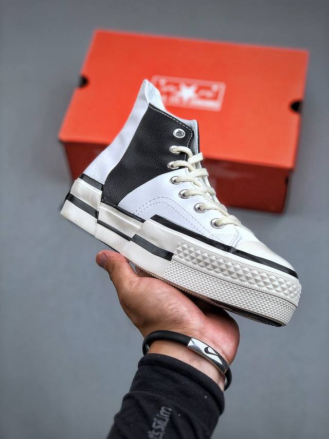 Converse Chuck 70Plus 将经典设计与未来风格糅合演绎，全新经典之作。皮面与大胆的不对称线条相融合呈现个性张扬的外观，橡胶拼接和星星脚踝贴片为