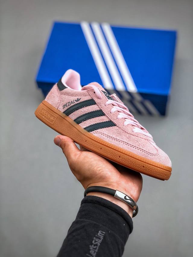 Adidas Originals Handball Spezial 手球运动员系列百搭休闲运动板鞋 这款来自阿迪达斯的这款handball Spzl前身是一双手