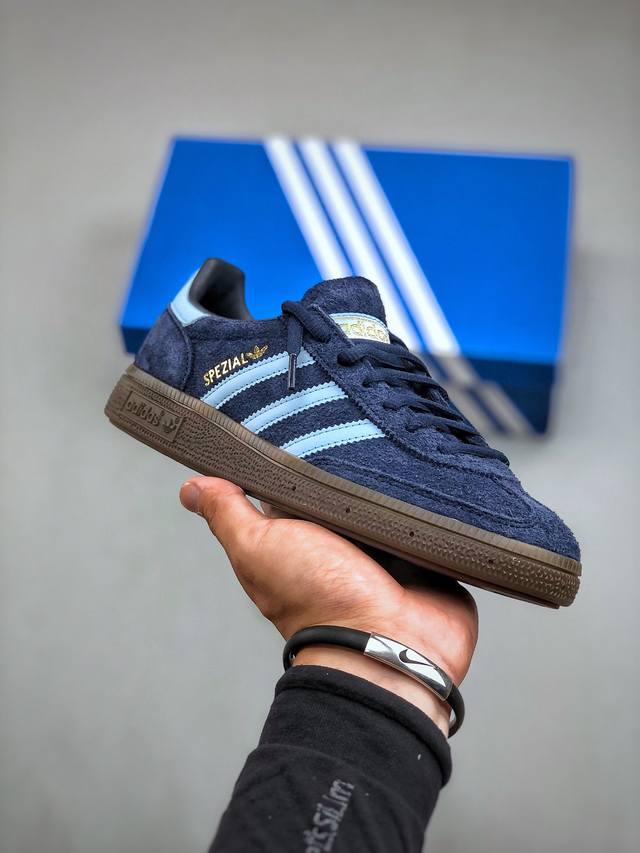 Adidas Originals Handball Spezial 手球运动员系列百搭休闲运动板鞋 这款来自阿迪达斯的这款handball Spzl前身是一双手