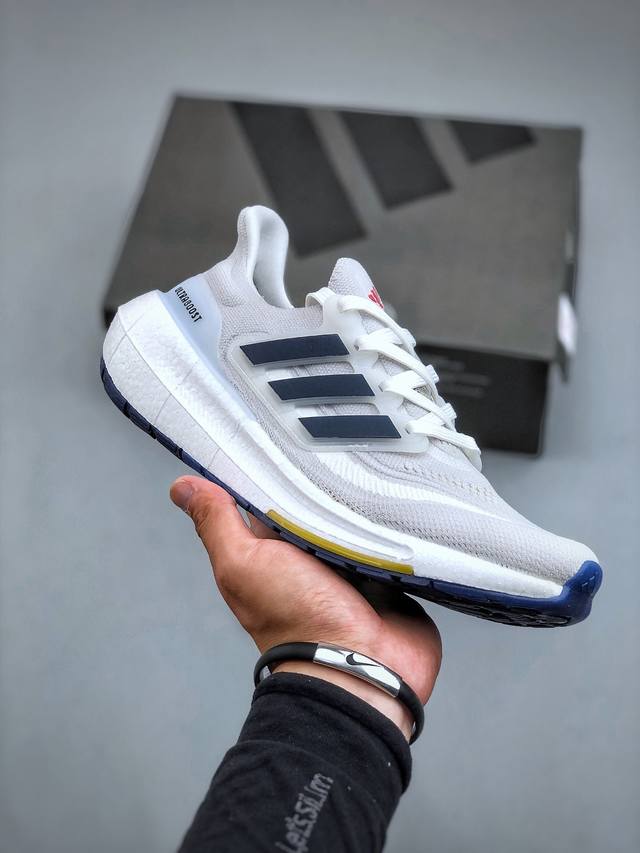 Adidas Ultra Boost Light 缓震运动休闲轻便透气跑步鞋 采用adidas Primeknit鞋面裹脚舒适 搭载boost技术 为运动添舒适