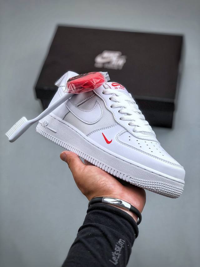 内置芯片，可扫码版，支持手机nfc识别！ 纯原级别 Nike Air Force 1 Low 白红小勾 原厂冲刀皮料切割干净 无任何毛边 清洁度细节完美 做工细