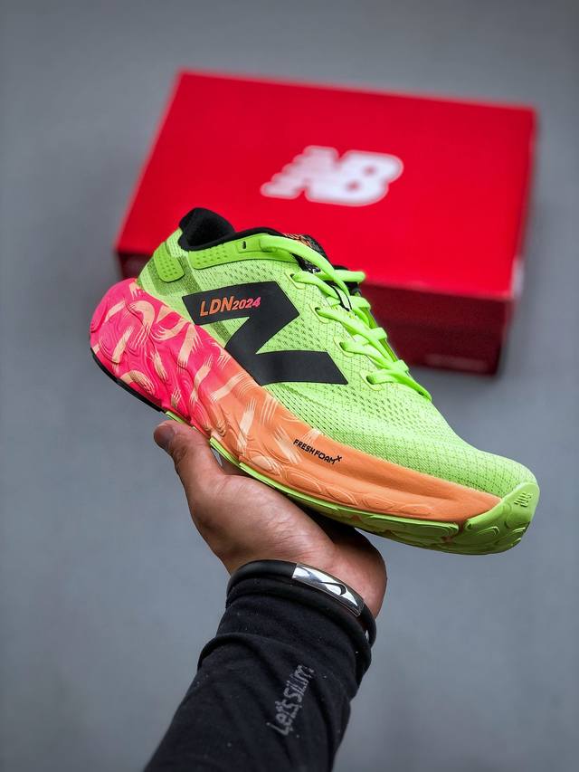 New Balance Fuelcell Supercomp Elite V4 运动舒适耐磨 低帮休闲跑步鞋 新款的elite V4，在鞋面和鞋底都做了升级。鞋