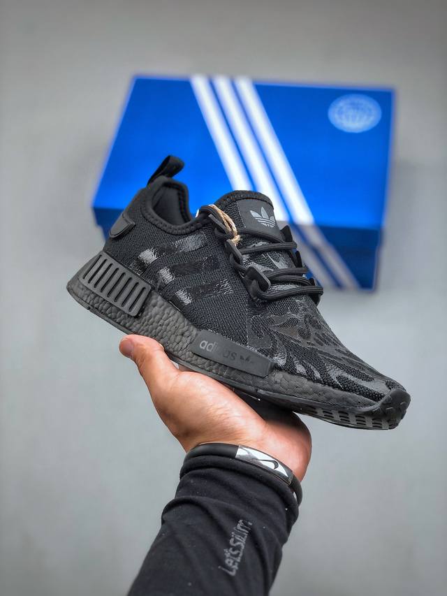 Adidas Nmd_R1，经典系列 弹力针织鞋面 原装高弹boost颗粒大底 缓震性能卓越 体质轻盈且抗冲击 整双鞋子的透气性和舒适度完美！Ie6000 尺码