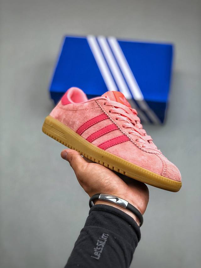 Adidas Originals Bermuda 绒面麂皮防滑耐磨轻便低帮板鞋整双鞋以传统的低帮呈现的清新造型鞋身以细腻的绒面麂皮包裹保证优秀质感的同时中底选择