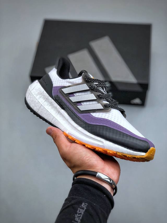 Adidas Ultra Boost Light 缓震运动休闲轻便透气跑步鞋 采用adidas Primeknit鞋面裹脚舒适 搭载boost技术 为运动添舒适