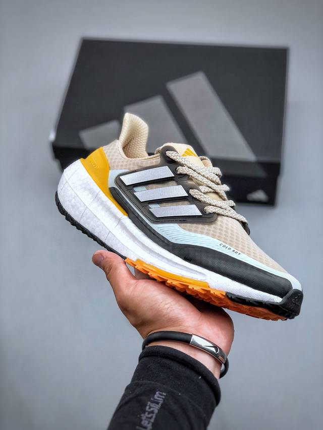 Adidas Ultra Boost Light 缓震运动休闲轻便透气跑步鞋 采用adidas Primeknit鞋面裹脚舒适 搭载boost技术 为运动添舒适