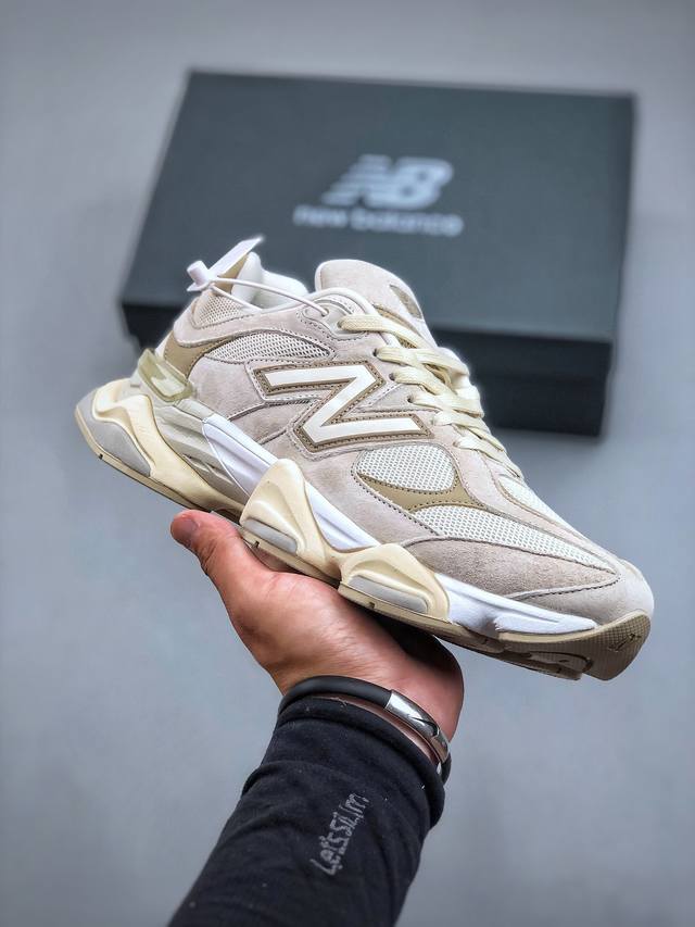 New Balance 9060 米色复古休闲运动老爹鞋 实拍首发该款承袭990系列设计元素而生，鞋面由空间网格及麂皮鞋面拼接而成，麂皮配网布结合很夏天，割裂式