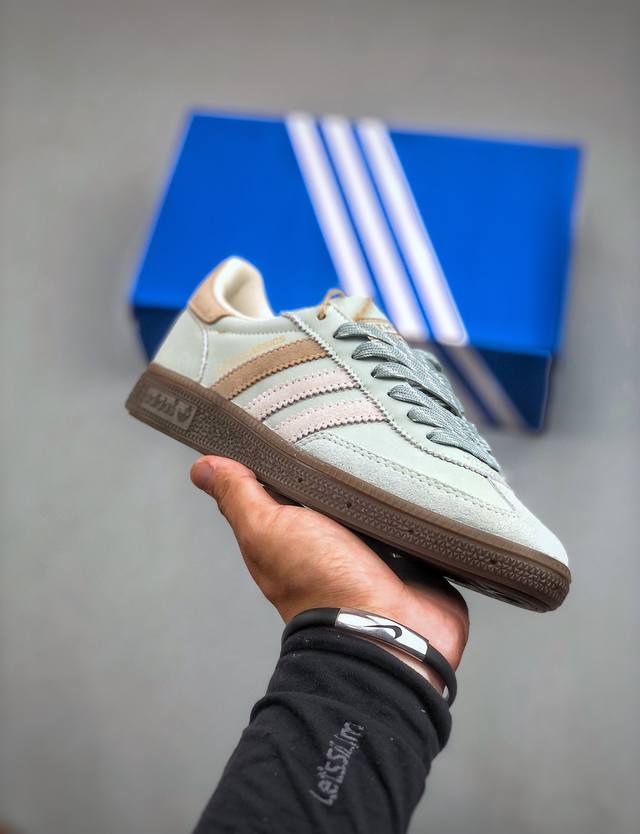 Adidas Handball Spezial 阿迪达斯经典款 复古休闲板鞋全鞋采用反毛皮制作 牛筋耐磨大底 承载青春情怀的板鞋 经典三条杠装饰鞋侧 品牌辨识度