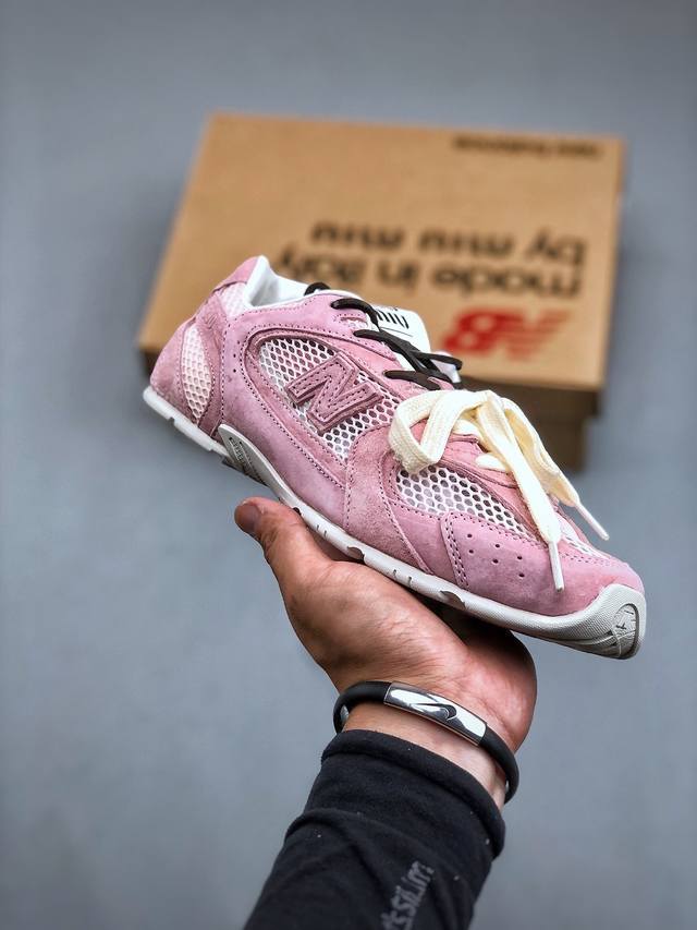 Miumiu X New Balance 530系列 意大利奢侈品牌 缪缪联名款低帮经典复古休闲运动慢跑鞋 #鞋款采用解构和轻盈的设计，彷旧的布料包覆着 New