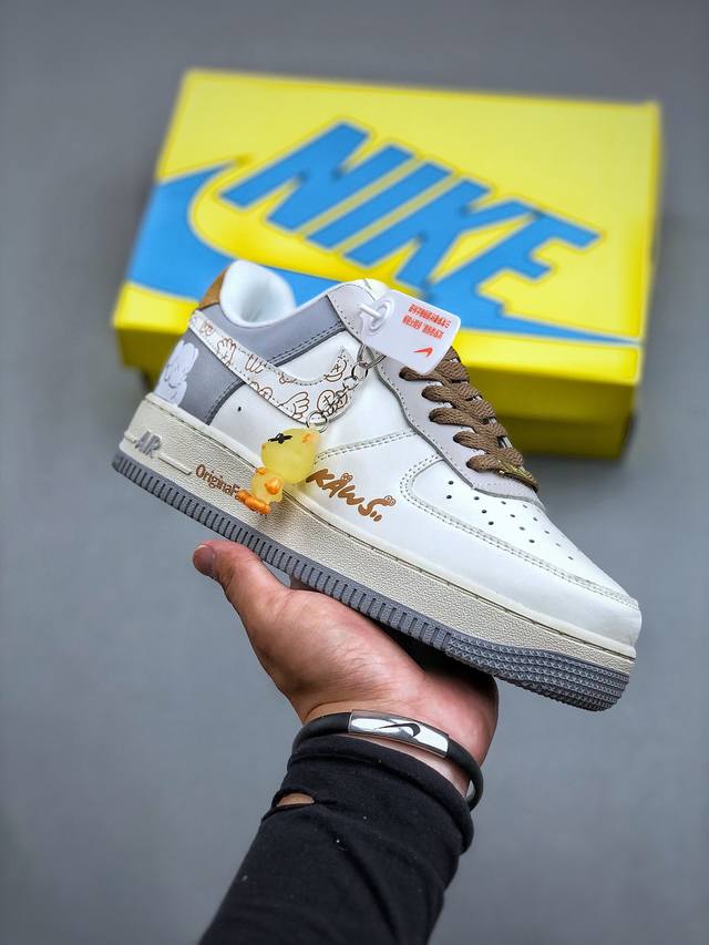 Nike Air Force 1'07 Low X Kaws 暴力熊 空军一号定制低帮休闲板鞋 Cw 8-207 #颜色采用米灰色拼接 全鞋身kaws元素满满