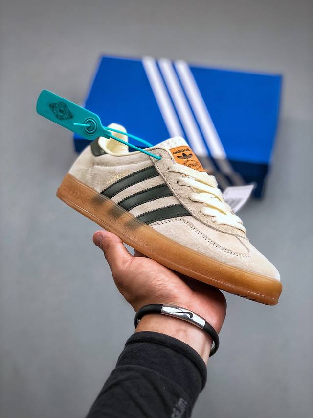 Adidas Originals Gazelle Indoor 这款阿迪达斯运动鞋是 1979年 Gazelle Indoor 运动鞋的复兴，柔软的绒面革和耐用