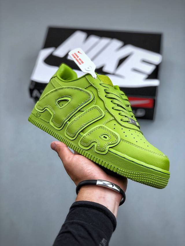 耐克nike Air Force 1 07 Low 联名款 3M反光 空军一号低帮休闲板鞋 鞋款鞋身以一袭浅绿色为主调，搭配皮革材质打造。外侧分别饰有 Sun