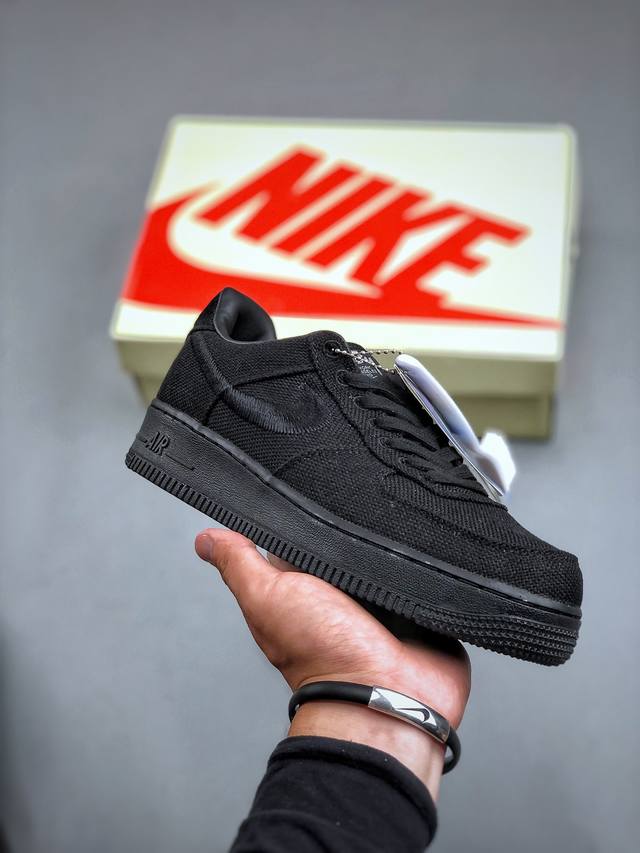 Nike Air Force 1 '07 Low 空军一号含气垫 低帮百搭厚底增高休闲运动板鞋。柔软、弹性十足的缓震性能和出色的中底设计，横跨复古与现代的外型结