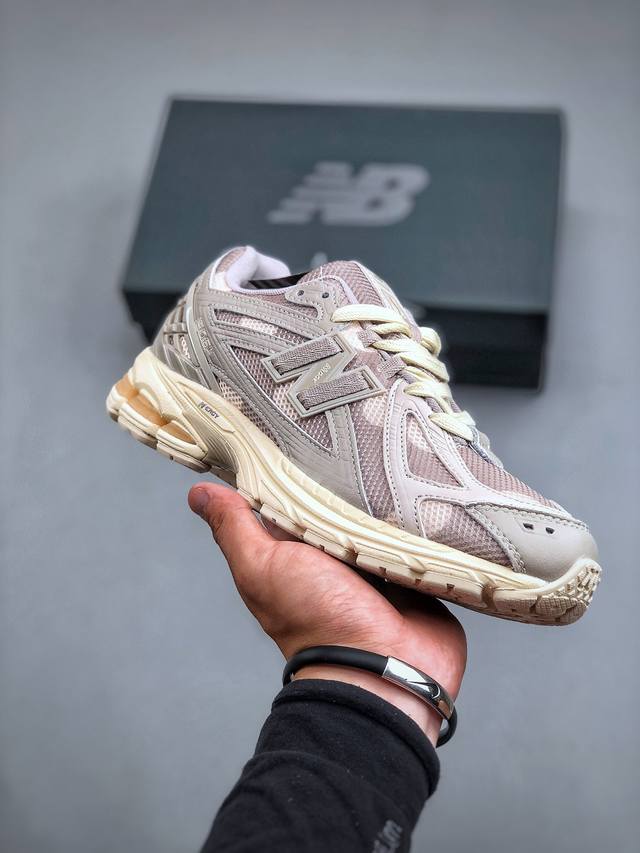 New Balance 1906系列复古老爹风休闲运动慢跑鞋 M1906Rpa #采用轻质牛剖革拼接透气网眼衬垫织物鞋面材质 T-Beam大底提供足步弓支撑，保