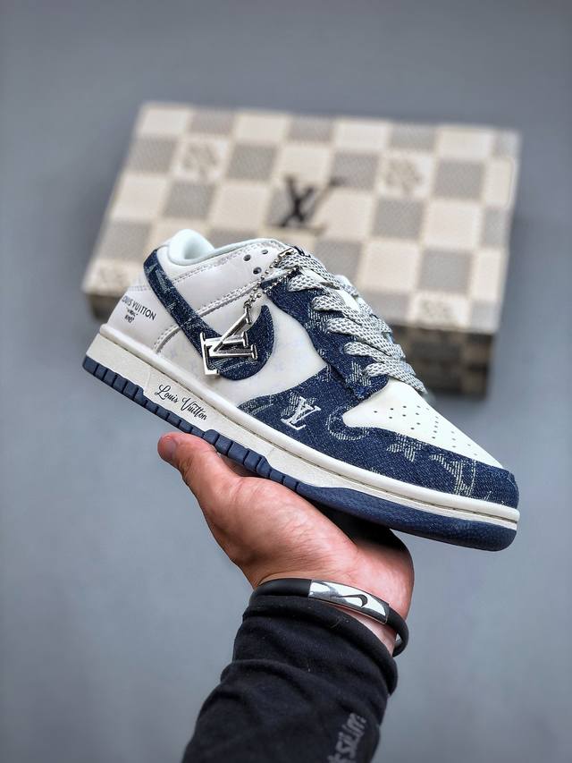 Lv X Nike Dunk Low 深蓝牛仔此款主张打破传统的工业化流水线设计限制，以made By Ideas的超级创意为理念，集结众多潮流设计师，结合时下