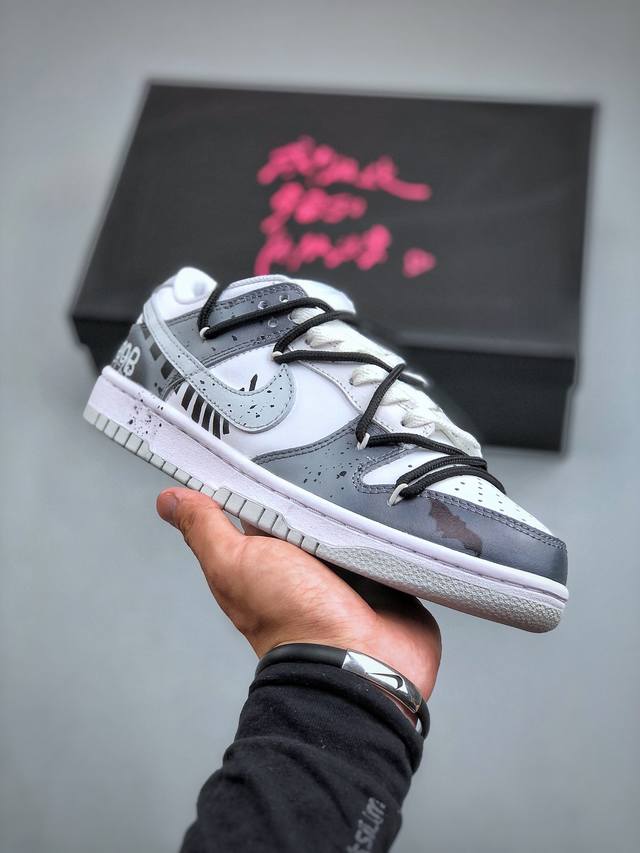 Nike Dunk Sb Low 定制配色 Dunk Sb顾名思义，具有经典的dunk血缘，又注入了更多的时尚元素。相较于普通的dunk滑板鞋，改良版的dunk