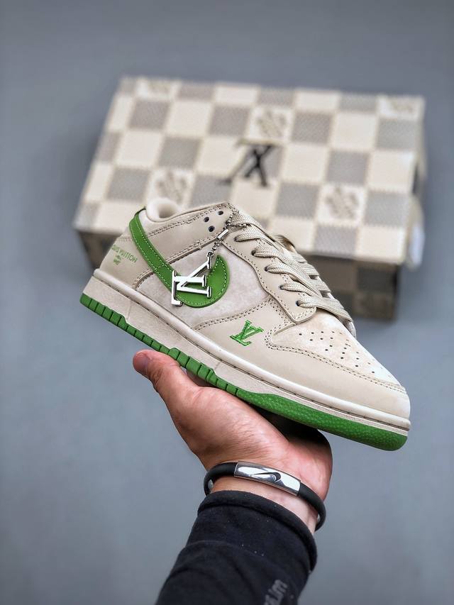 Lv X Nike Dunk Low 绿野仙踪此款主张打破传统的工业化流水线设计限制，以made By Ideas的超级创意为理念，集结众多潮流设计师，结合时下