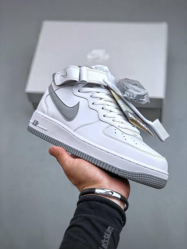 内置芯片，可扫码版，支持手机nfc识别！ 纯原级别 Nike Air Force 1 Low 原厂冲刀皮料切割干净 无任何毛边 清洁度细节完美 做工细节全方位比