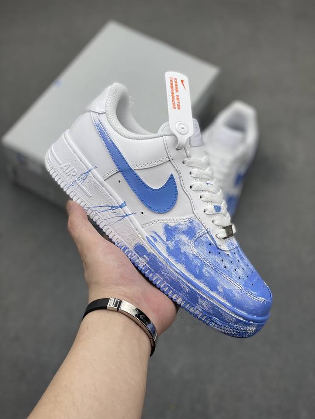 耐克nike Air Force 1 Low 空军一号低帮百搭休闲运动板鞋。柔软、弹性十足的缓震性能和出色的中底设计，横跨复古与现代的外型结合，造就出风靡全球三