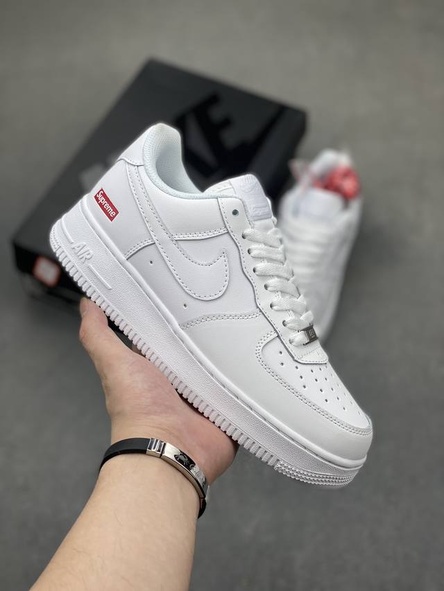 耐克nike Air Force 1 Low 空军一号低帮百搭休闲运动板鞋。柔软、弹性十足的缓震性能和出色的中底设计，横跨复古与现代的外型结合，造就出风靡全球三