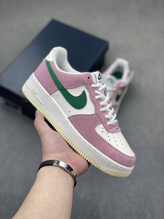 耐克nike Air Force 1 Low 空军一号低帮百搭休闲运动板鞋。柔软、弹性十足的缓震性能和出色的中底设计，横跨复古与现代的外型结合，造就出风靡全球三