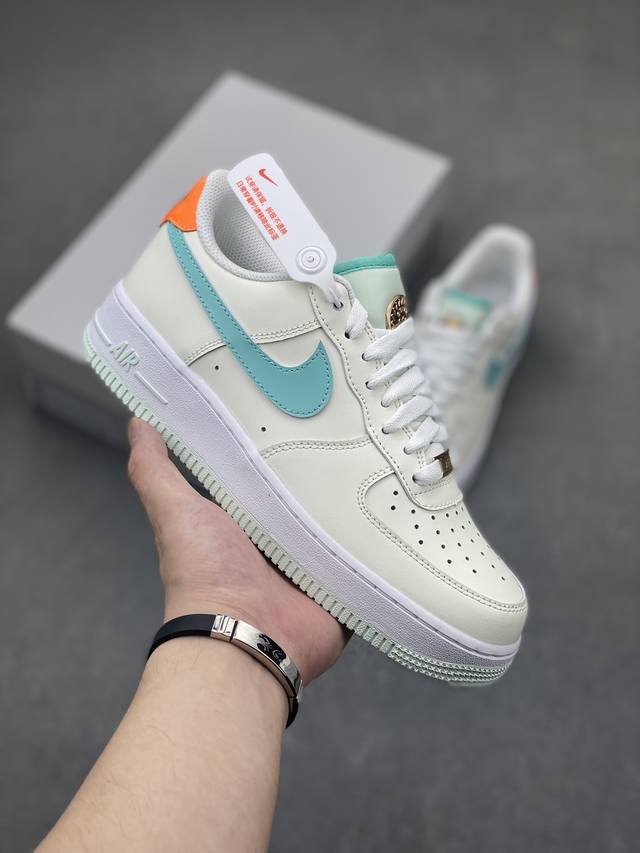 耐克nike Air Force 1 Low 空军一号低帮百搭休闲运动板鞋。柔软、弹性十足的缓震性能和出色的中底设计，横跨复古与现代的外型结合，造就出风靡全球三