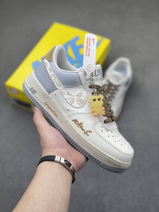 独家实拍 “Kaws暴力熊”Nk Air Force 1 X Kaws 空军一号定制低帮板鞋 货号：Cw2288-207 Nike近期联名频繁 现又推出于kaw