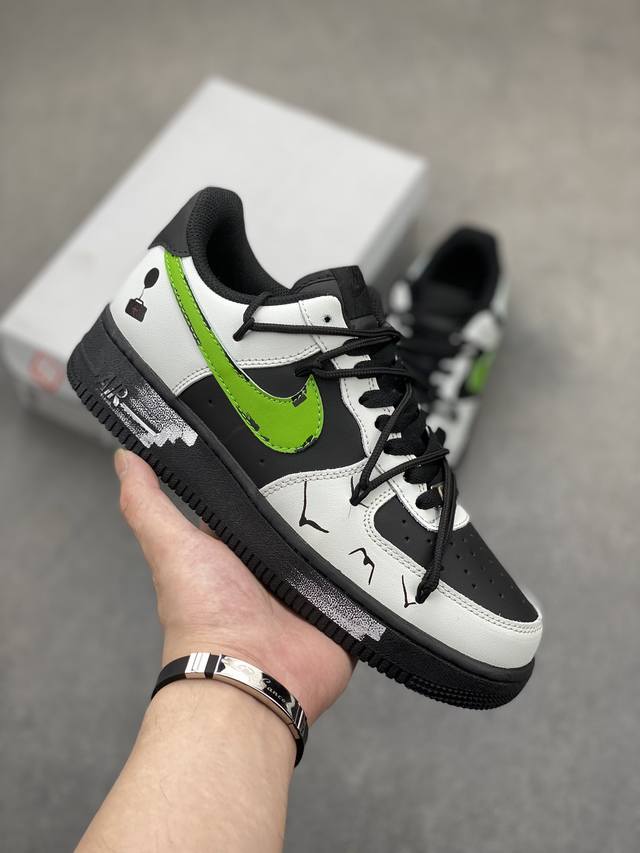 Nike Air Force 1 Low 空军一号低帮百搭休闲运动板鞋。柔软、弹性十足的缓震性能和出色的中底设计，横跨复古与现代的外型结合，造就出风靡全球三十多