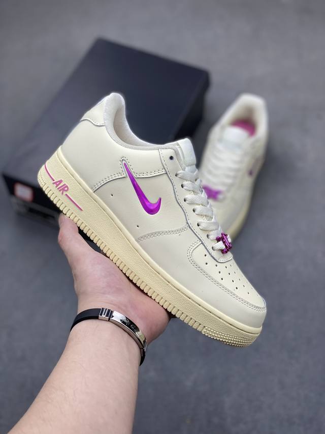 Nknk Air Force 1 Low 空军一号低帮百搭休闲运动板鞋。柔软、弹性十足的缓震性能和出色的中底设计，横跨复古与现代的外型结合，造就出风靡全球三十多