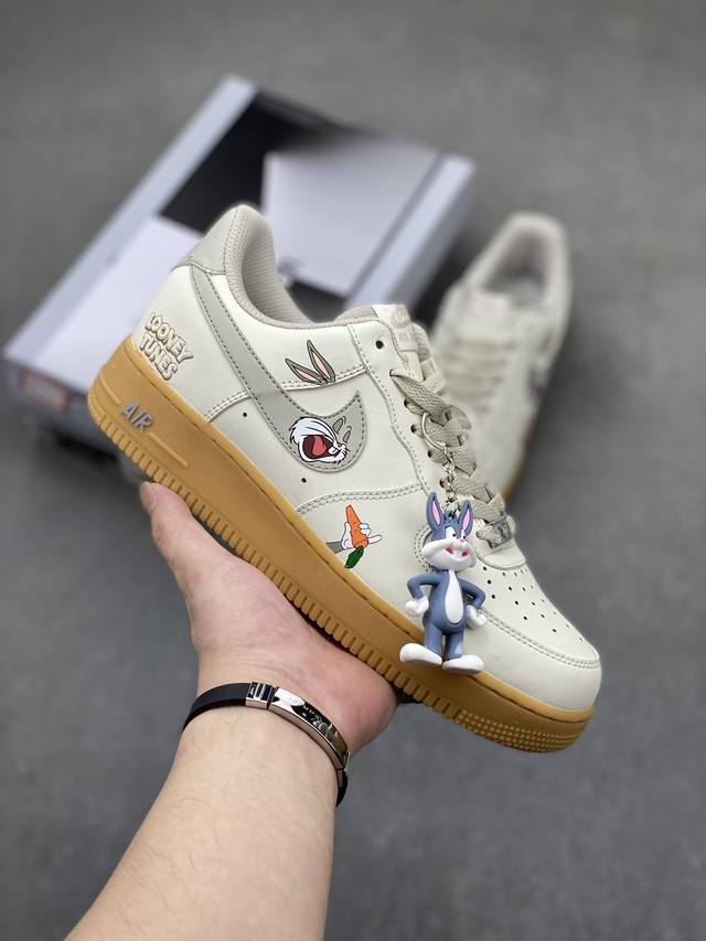 耐克nike Air Force 1 ’07 空军一号低帮百搭休闲运动板鞋。柔软、弹性十足的缓震性能和出色的中底设计，横跨复古与现代的外型结合，造就出风靡全球三