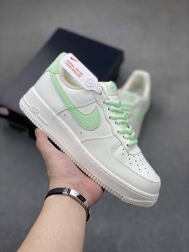 耐克nike Air Force 1 ’07 空军一号低帮百搭休闲运动板鞋。柔软、弹性十足的缓震性能和出色的中底设计，横跨复古与现代的外型结合，造就出风靡全球三