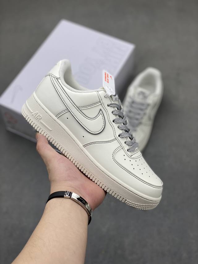 耐克nike Air Force 1 ’07 空军一号低帮百搭休闲运动板鞋。柔软、弹性十足的缓震性能和出色的中底设计，横跨复古与现代的外型结合，造就出风靡全球三