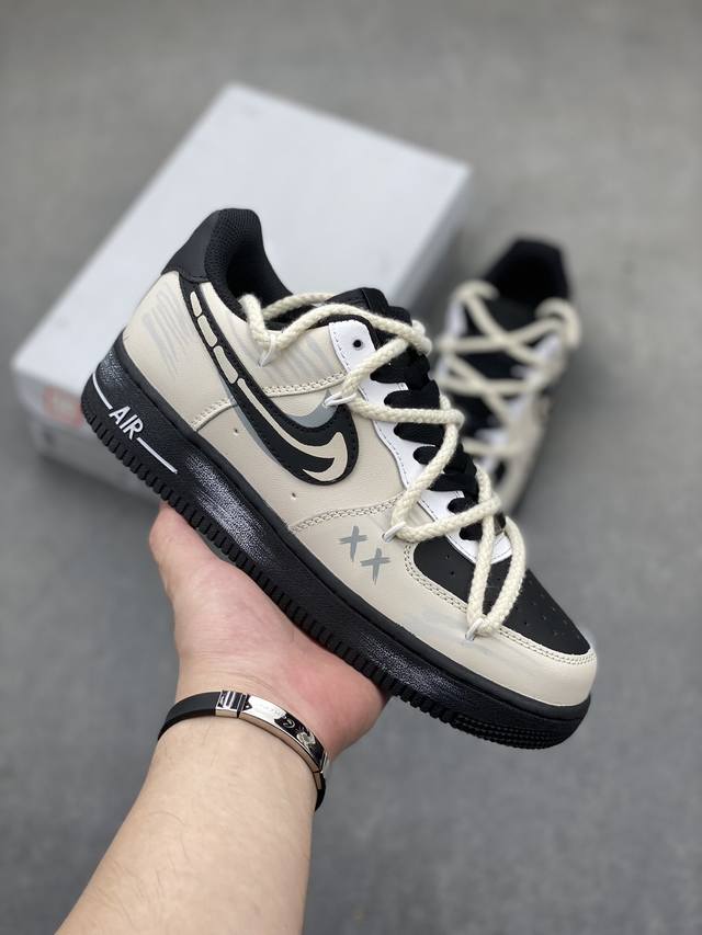 耐克nike Air Force 1 ’07 空军一号低帮百搭休闲运动板鞋。柔软、弹性十足的缓震性能和出色的中底设计，横跨复古与现代的外型结合，造就出风靡全球三