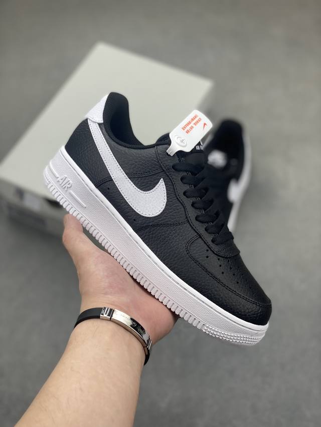 耐克 Nike Air Force 1 '07 Low 空军一号含气垫 低帮百搭厚底增高休闲运动板鞋。柔软、弹性十足的缓震性能和出色的中底设计，横跨复古与现代的