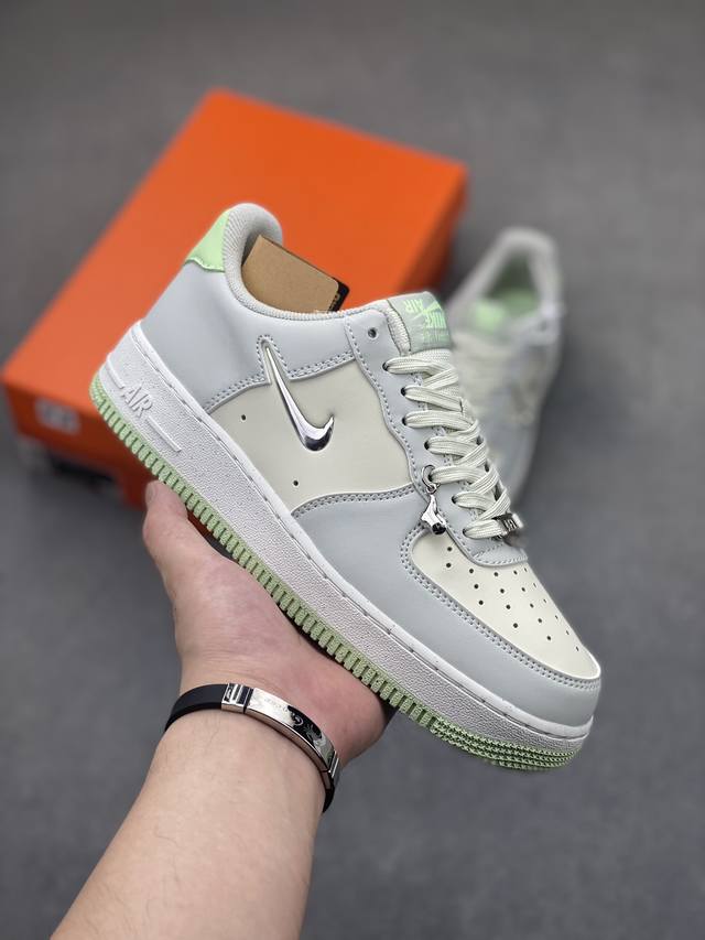 耐克 Nike Air Force 1 '07 Low 空军一号含气垫 低帮百搭厚底增高休闲运动板鞋。柔软、弹性十足的缓震性能和出色的中底设计，横跨复古与现代的