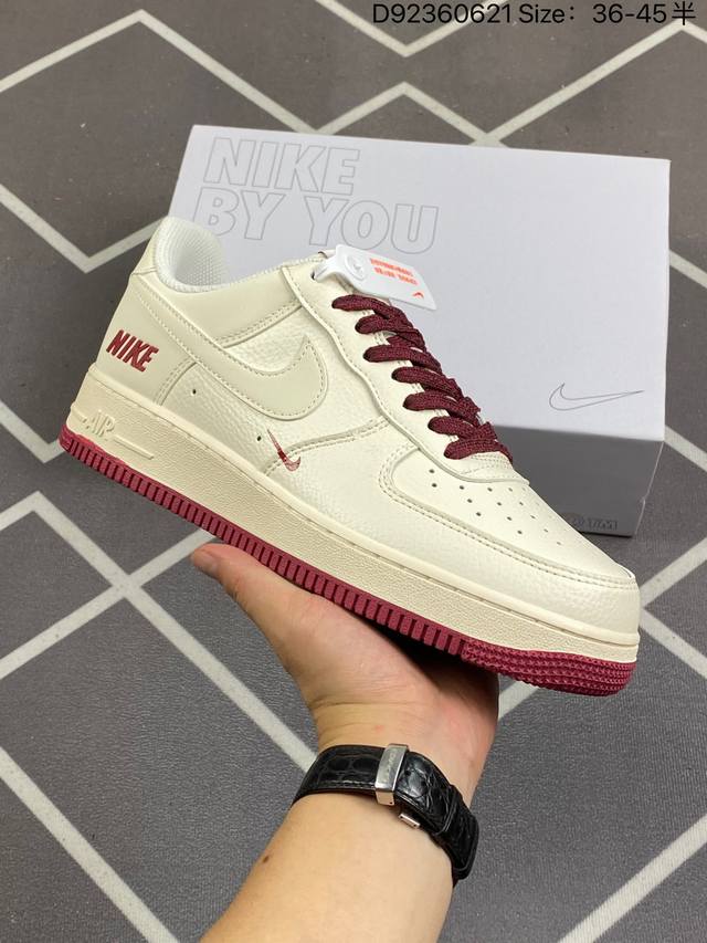 耐克nike Air Force 1 Low 空军一号低帮百搭休闲运动板鞋。柔软、弹性十足的缓震性能和出色的中底设计，横跨复古与现代的外型结合，造就出风靡全球三