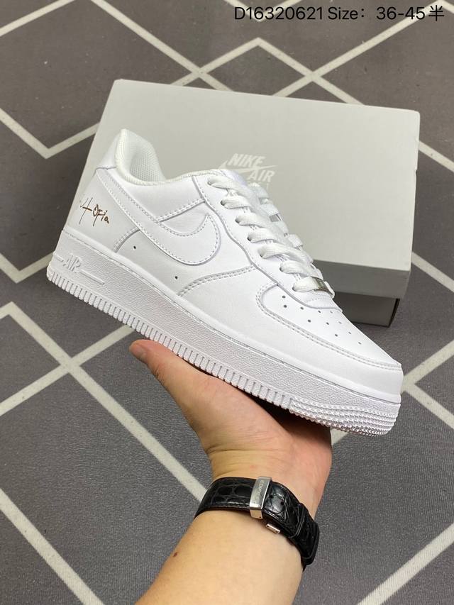 公司级耐克nike Air Force 1 Low 空军一号低帮百搭休闲运动板鞋。柔软、弹性十足的缓震性能和出色的中底设计，横跨复古与现代的外型结合，造就出风靡