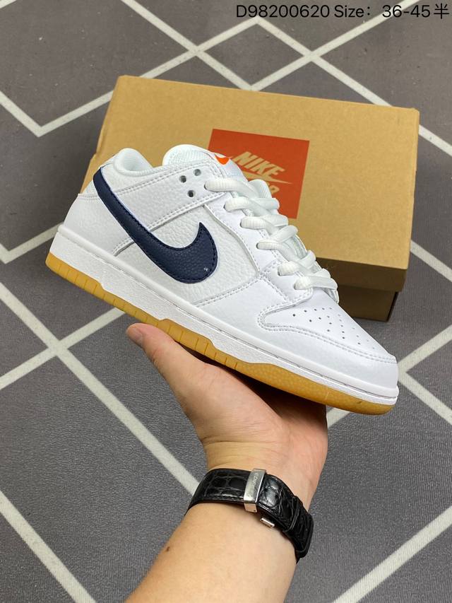 Nike Sb Dunk Low “Orange Label” 白蓝生胶整体鞋身非常干净纯白色配上白蓝的 Swoosh 鞋底是黄色生胶配色鞋垫里有两个 Nike